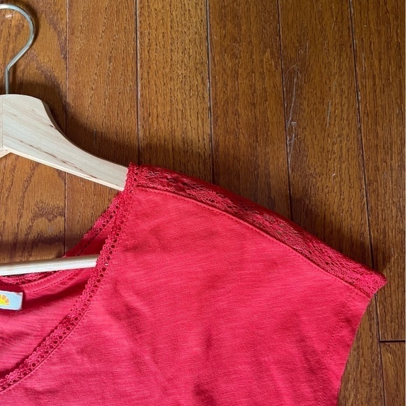 NWT C&C California | Cherry Red Tee V-neck w. Lace Medium Cotton Modal - Picture 2 of 8